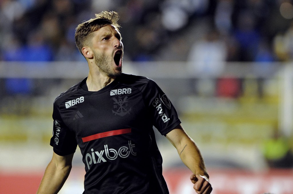 River Plate reage e mira a contratação do lateral Viña, do Flamengo, em negociação acirrada