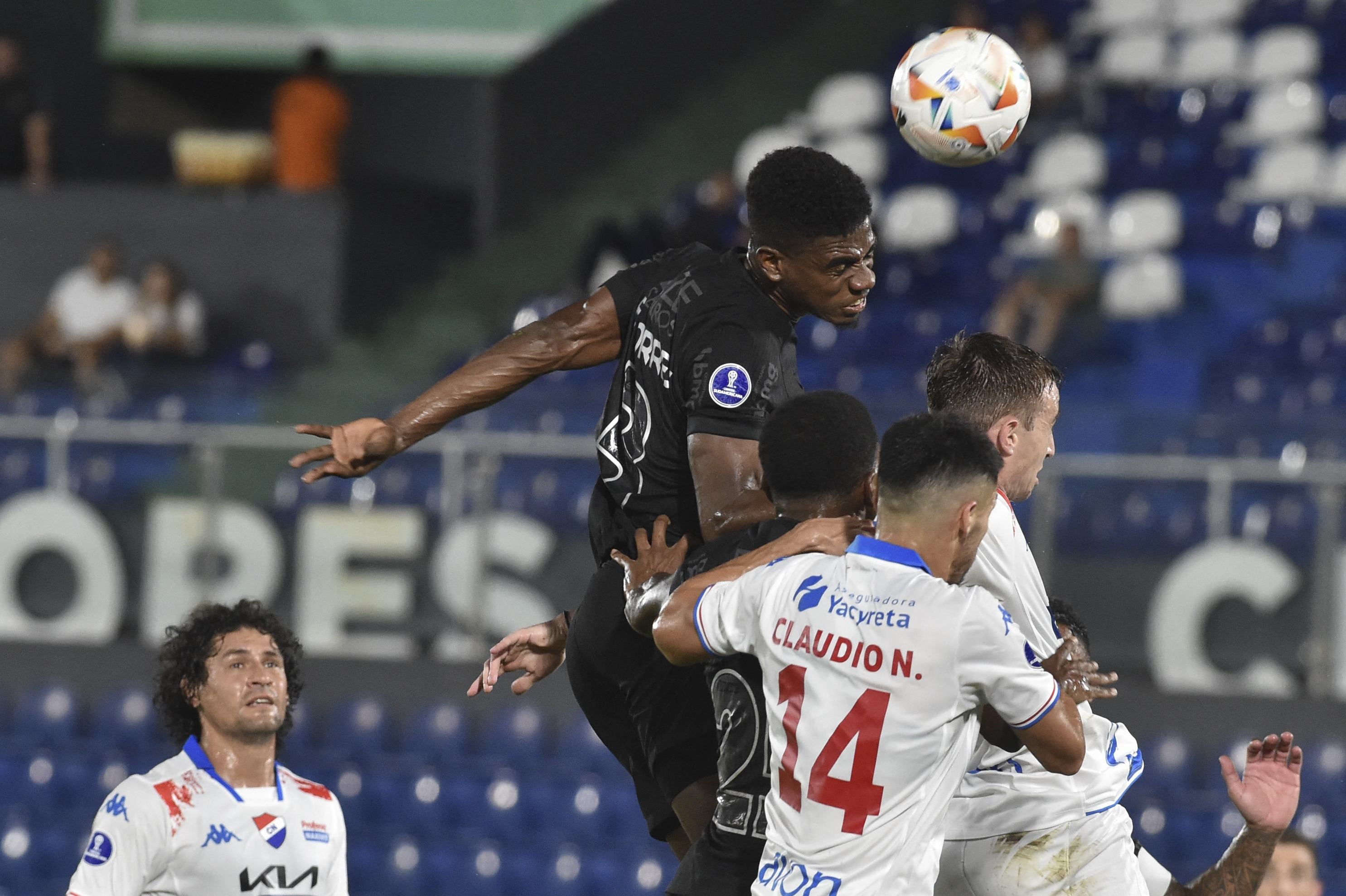 Confira imagens do duelo entre Nacional-PAR e Corinthians pela Sul-Americana Imagem ilustrativa para a matéria