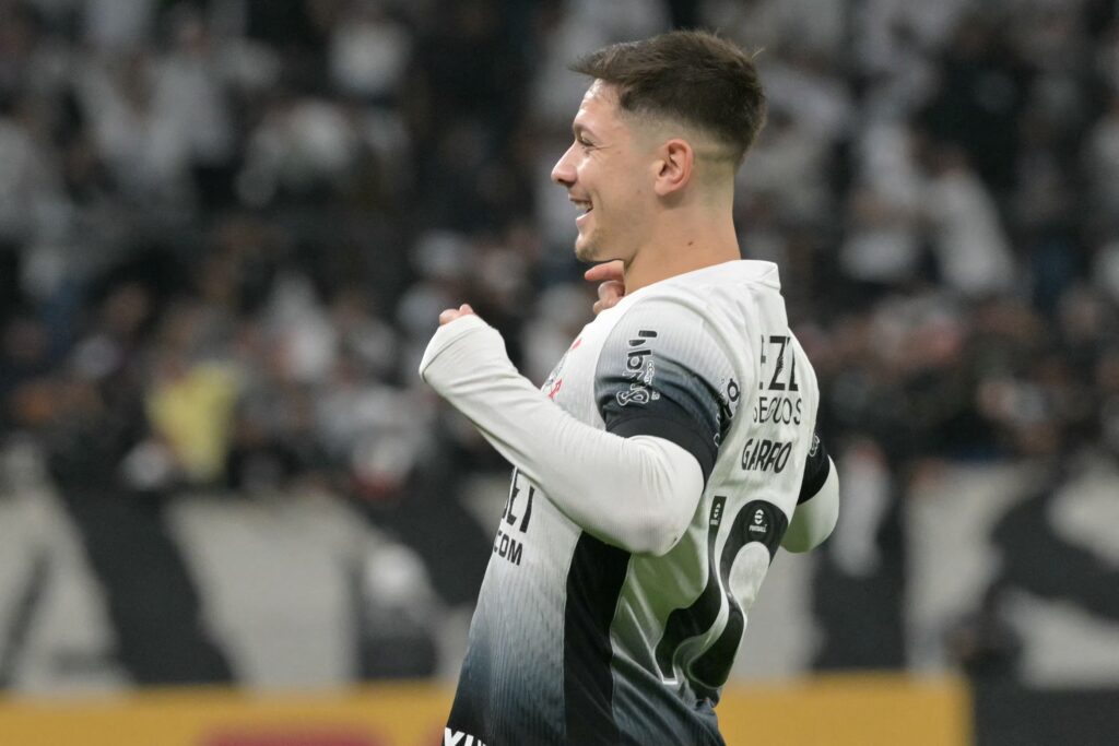 Rodrigo Garro: responsável por um golaço de falta que abriu caminho para a vitória do Corinthians. Fez uma dupla promissora com Coronado no meio-campo.