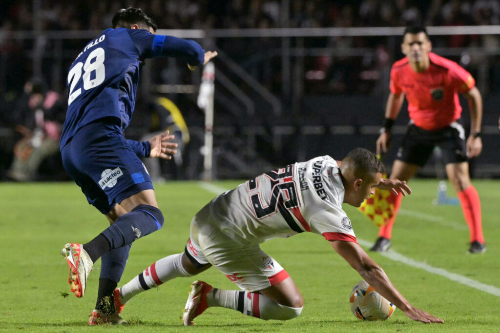 Alisson: mais uma vez o volante teve uma grande atuação, dando o ritmo do meio-campo do São Paulo. Além de ter deixado seus companheiros na cara do gol com passes em profundidade, Alisson sobrou no quesito intensidade, sempre em cima na marcação e pressionando os adversários.