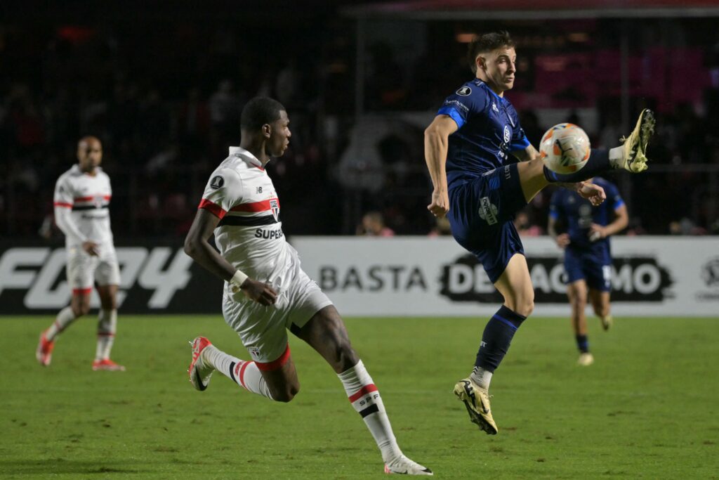 Arboleda: o zagueiro equatoriano ganhou a maioria dos duelos que teve com os atacantes do Talleres, agregando também na saída de bola com bons passes para o lateral direito Igor Vinícius e os volantes do São Paulo.