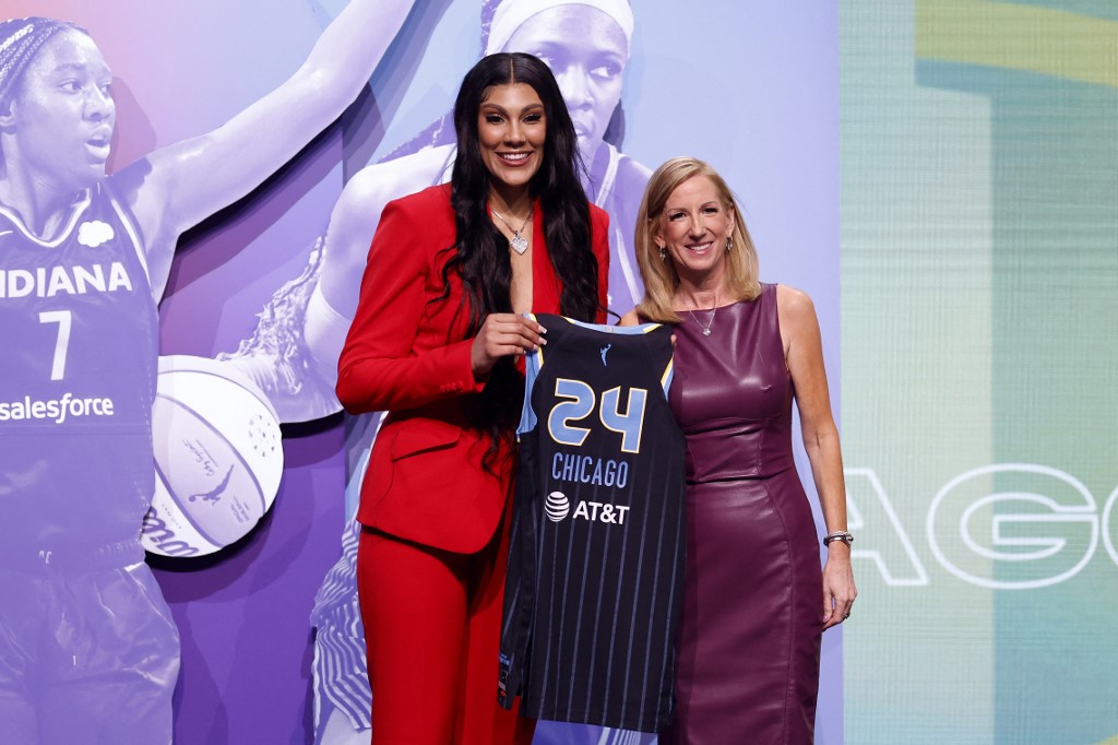 Brasileira Kamilla Cardoso é a terceira escolha geral no Draft da WNBA e jogará pelo Chicago Sky