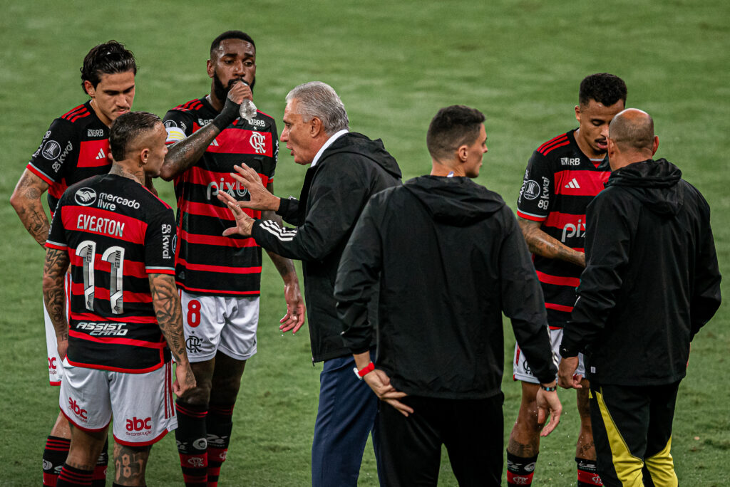 Tite busca estratégia para superar oscilação no comando do Flamengo.