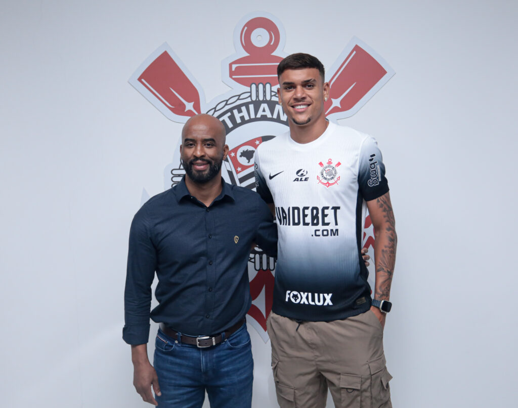 Corinthians renova contrato com zagueiro João Pedro Tchoca, campeão da Copinha.