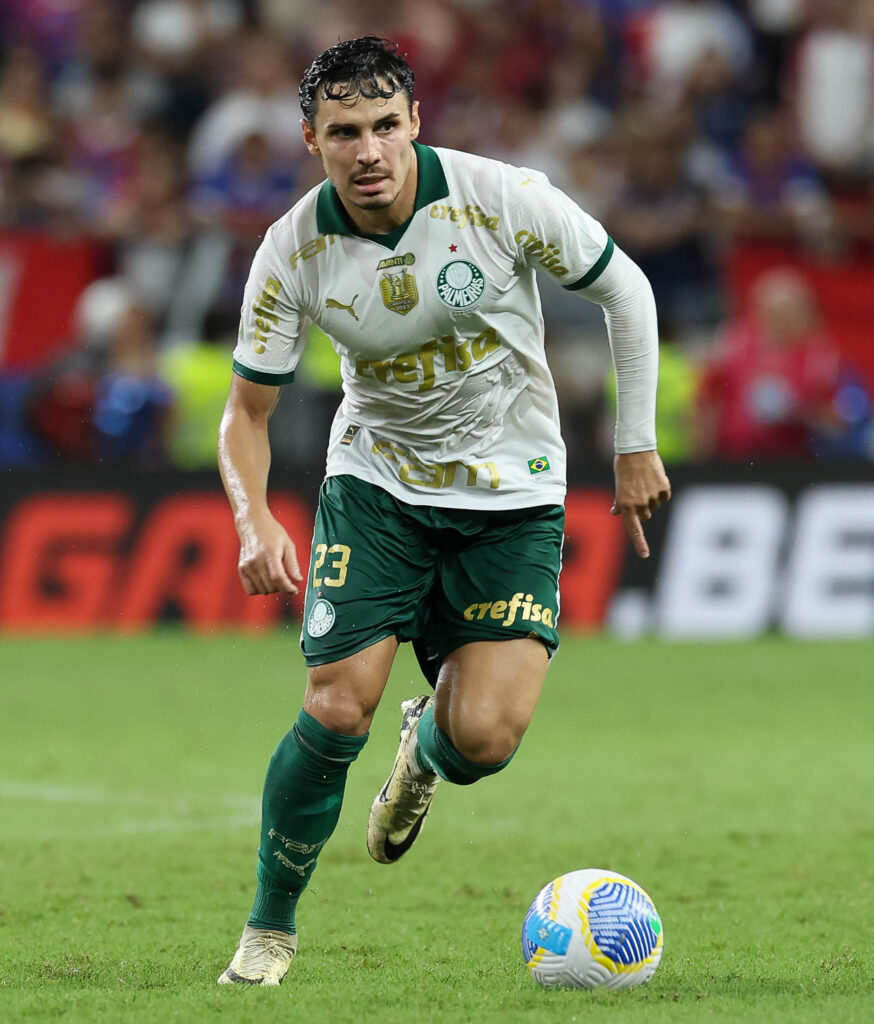 Um provável Palmeiras tem: Weverton; Marcos Rocha, Murilo (Vitor Reis), Naves e Piquerez; Zé Rafael, Fabinho e Raphael Veiga; Estêvão, Gabriel Menino e Flaco López.