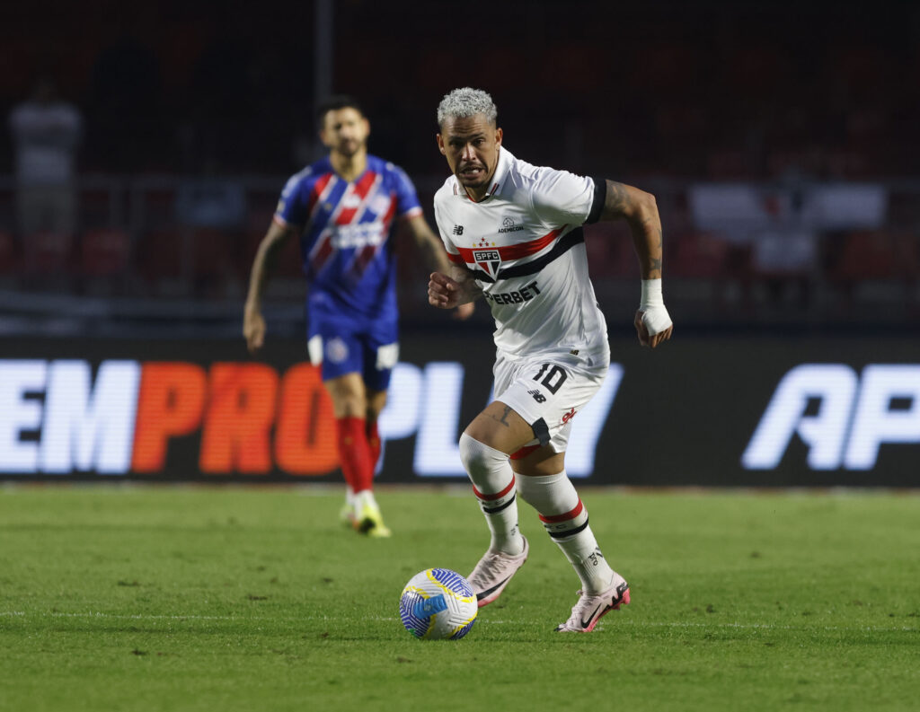 Luciano: com uma assistência e um gol, o camisa 10 do São Paulo voltou a ter uma grande atuação jogando mais centralizado, mas com liberdade para transitar no ataque e fazer associações com seus companheiros.