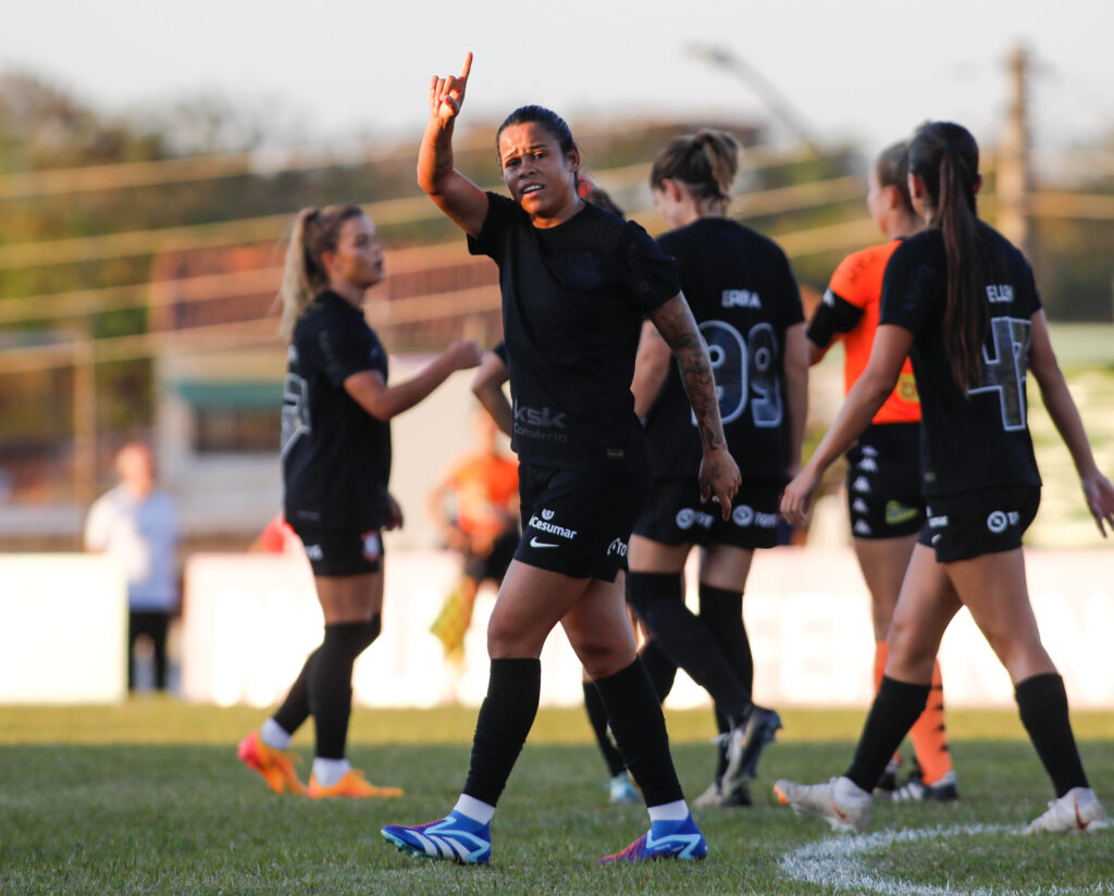 Corinthians vira o jogo com 100º gol de Vic Albuquerque no Paulista Feminino.