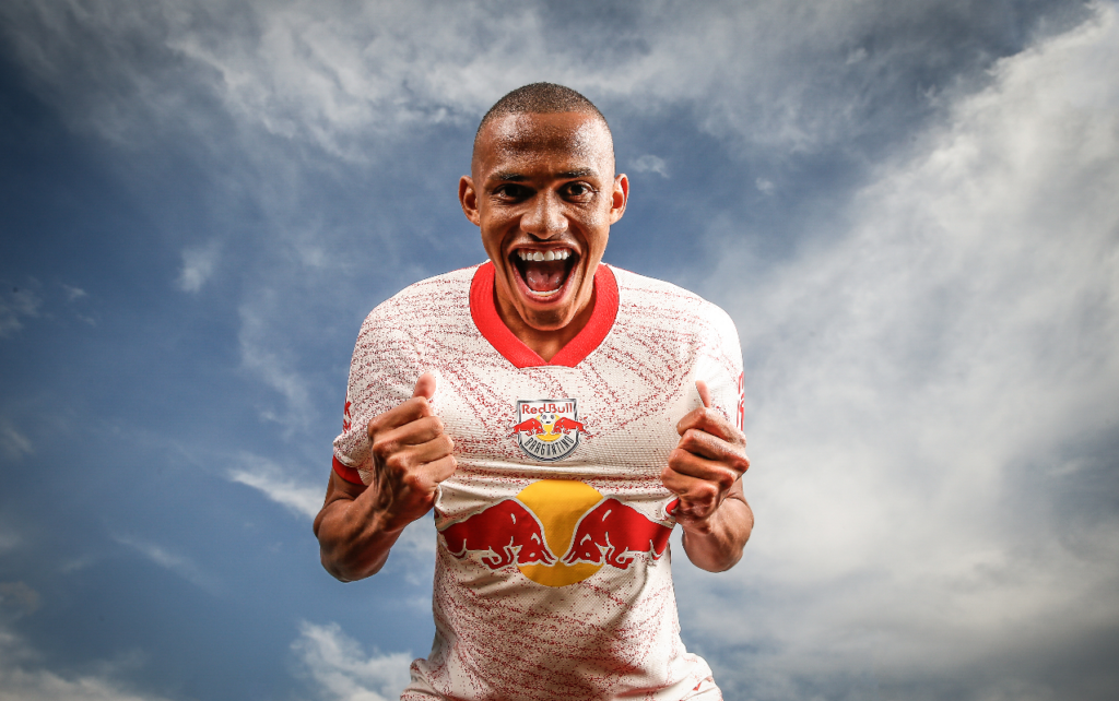 Jhon deixa Palmeiras e assina com Bragantino: novo reforço para equipe.