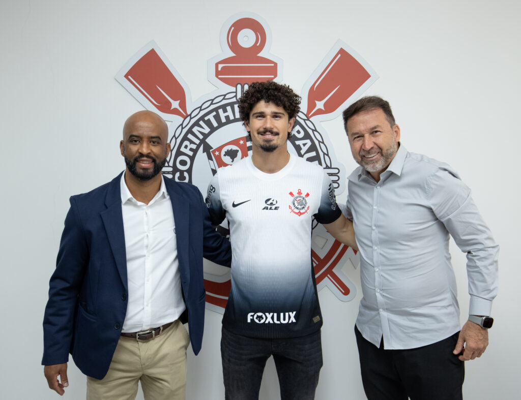 Corinthians reforça o elenco com a chegada do zagueiro André Ramalho.
