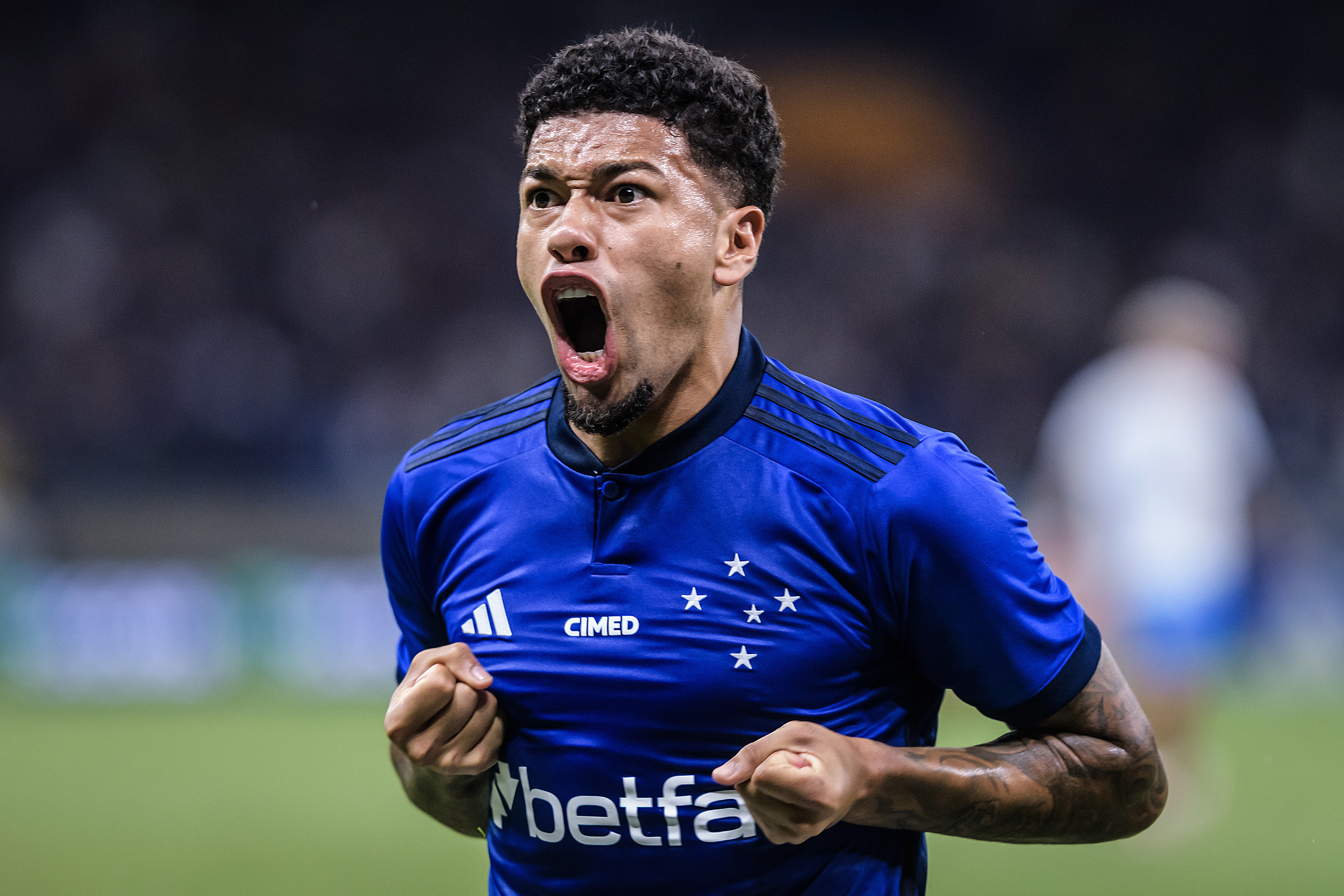 Vitória anuncia contratação de jogador do Cruzeiro para reforçar equipe no Brasileirão.