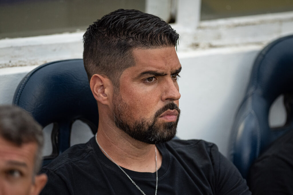 Pressionado no Corinthians, António busca vitória contra Abel para superar crise.
