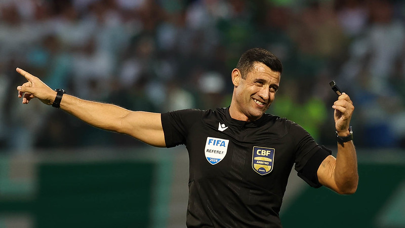 O árbitro do jogo será Bráulio da Silva Machado (Fifa/SC). Bruno Raphael Pires (Fifa/GO) e Bruno Boschilia (Fifa/PR) serão os assistentes, enquanto Igor Junio Benevenuto de Oliveira (Fifa/MG) está responsável pelo VAR