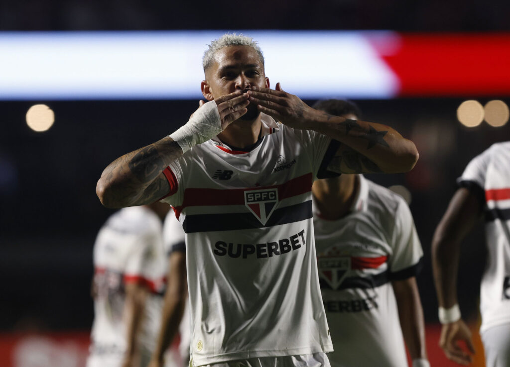 Por outro lado, o São Paulo terá um importantes retorno. Luciano está de volta após cumprir suspensão contra o Furacão e deve retornar ao time titular do São Paulo. (Foto: Rubens Chiri e Paulo Pinto/Saopaulofc.net)