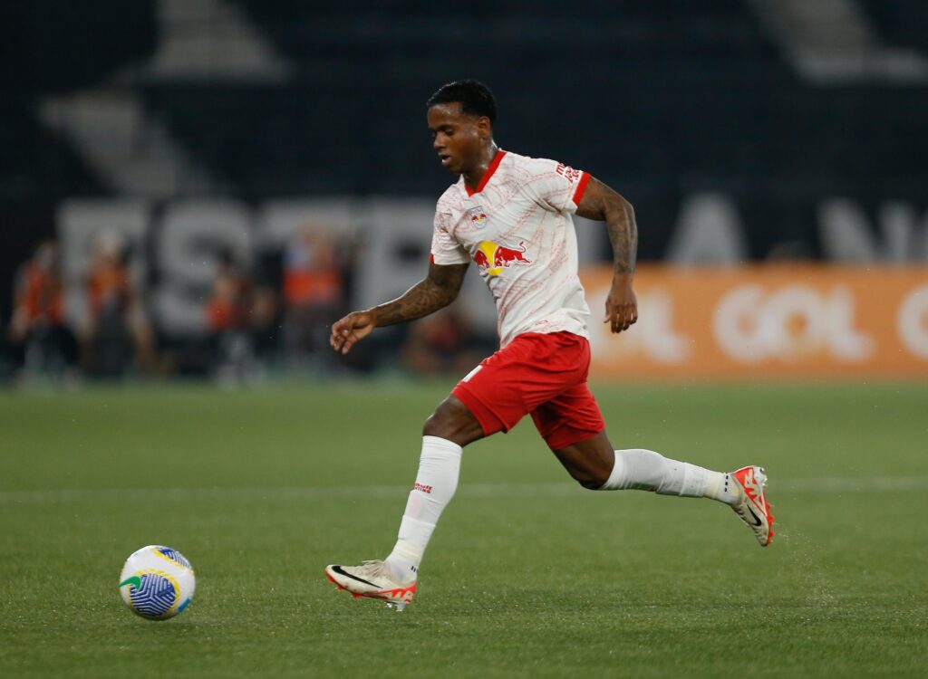 O técnico Pedro Caixinha terá o desfalque de Helinho, que recebeu o terceiro amarelo na última rodada e precisará cumprir suspensão. Já Andres Hurtado segue com a seleção do Equador para a Copa América. O comandante, em compensação, poderá contar com Eric Ramires, que estava suspenso. (Foto: Ari Ferreira/Red Bull Bragantino)