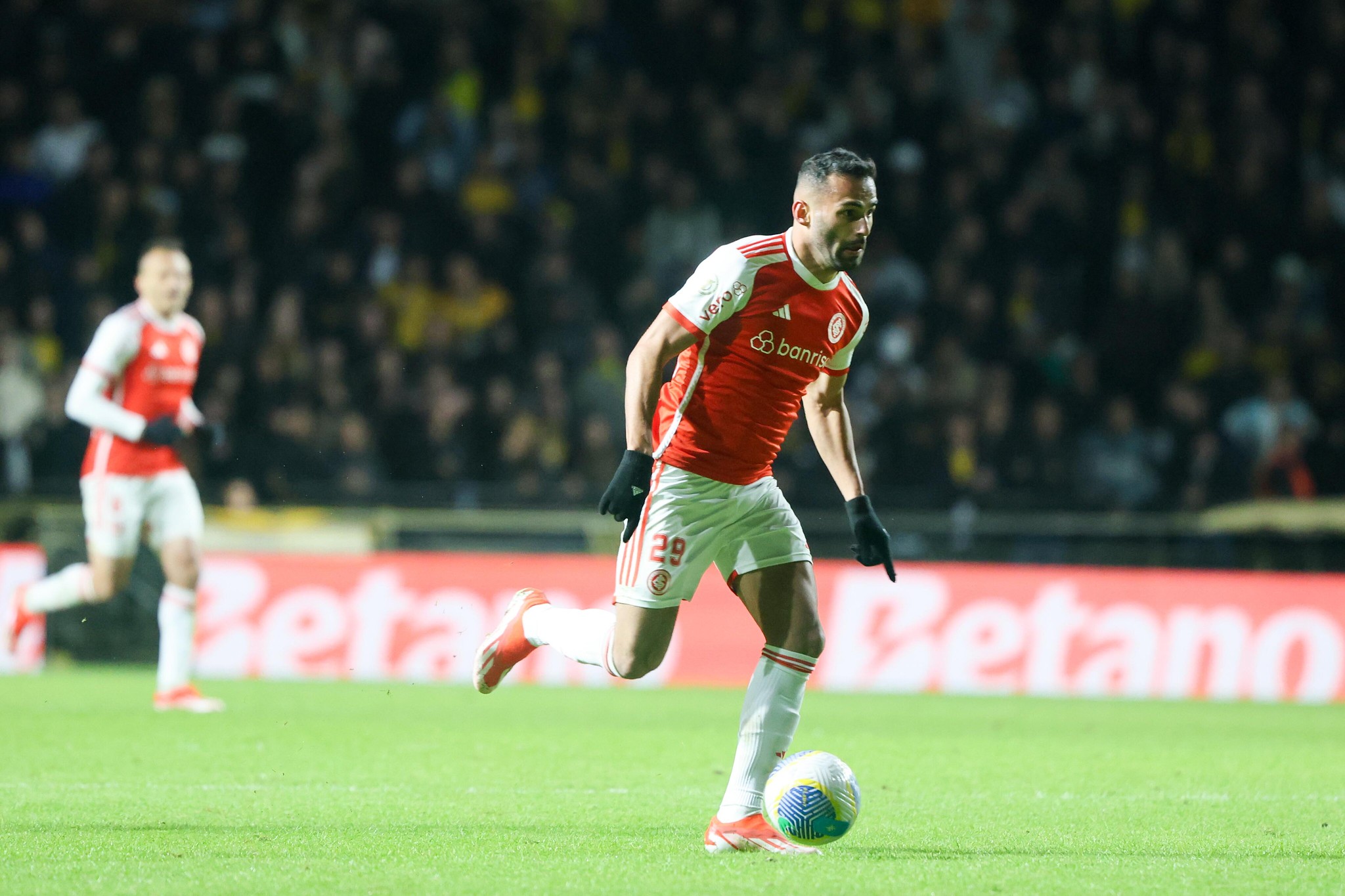 Internacional fecha acordo com Flamengo para contratação definitiva de Thiago Maia.