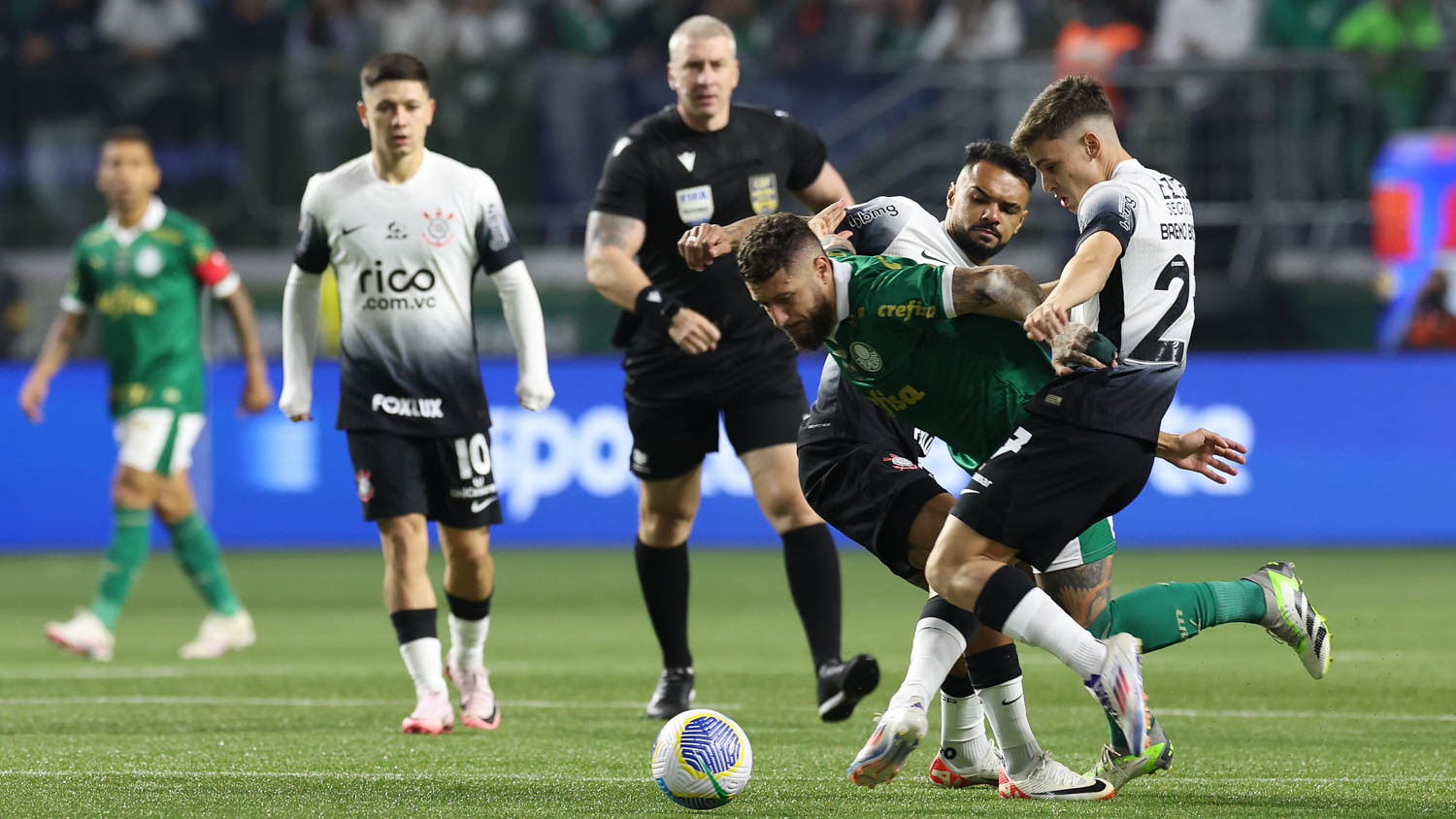 Fotos do clássico entre Palmeiras e Corinthians no Campeonato Brasileiro