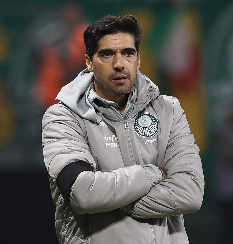 Abel demonstra confiança no elenco do Palmeiras e evita comentar sobre Gabigol