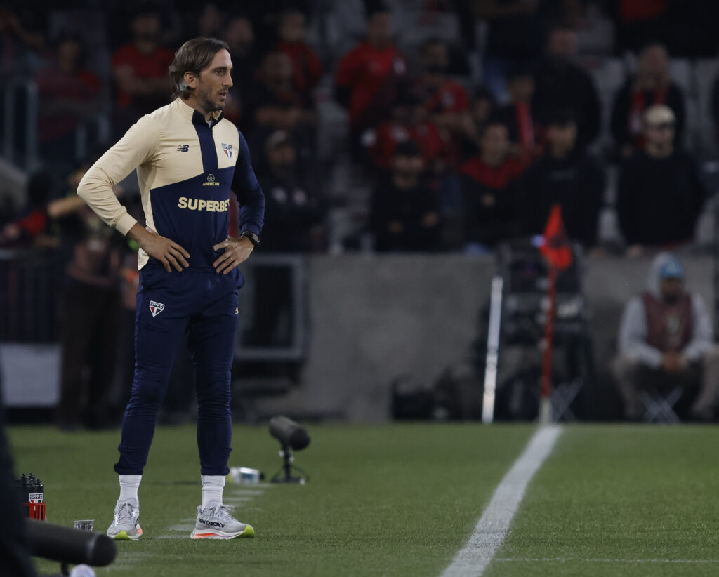 O São Paulo chega para o jogo após uma grande vitória sobre o Athletico-PR. Os comandados de Luis Zubeldía venceram o Furacão por 2 a 1 em Curitiba. O time se recuperou após a goleada para o Vasco e passa por uma sequência de três vitórias consecutivas. (Foto: Rubens Chiri/Saopaulofc.net)