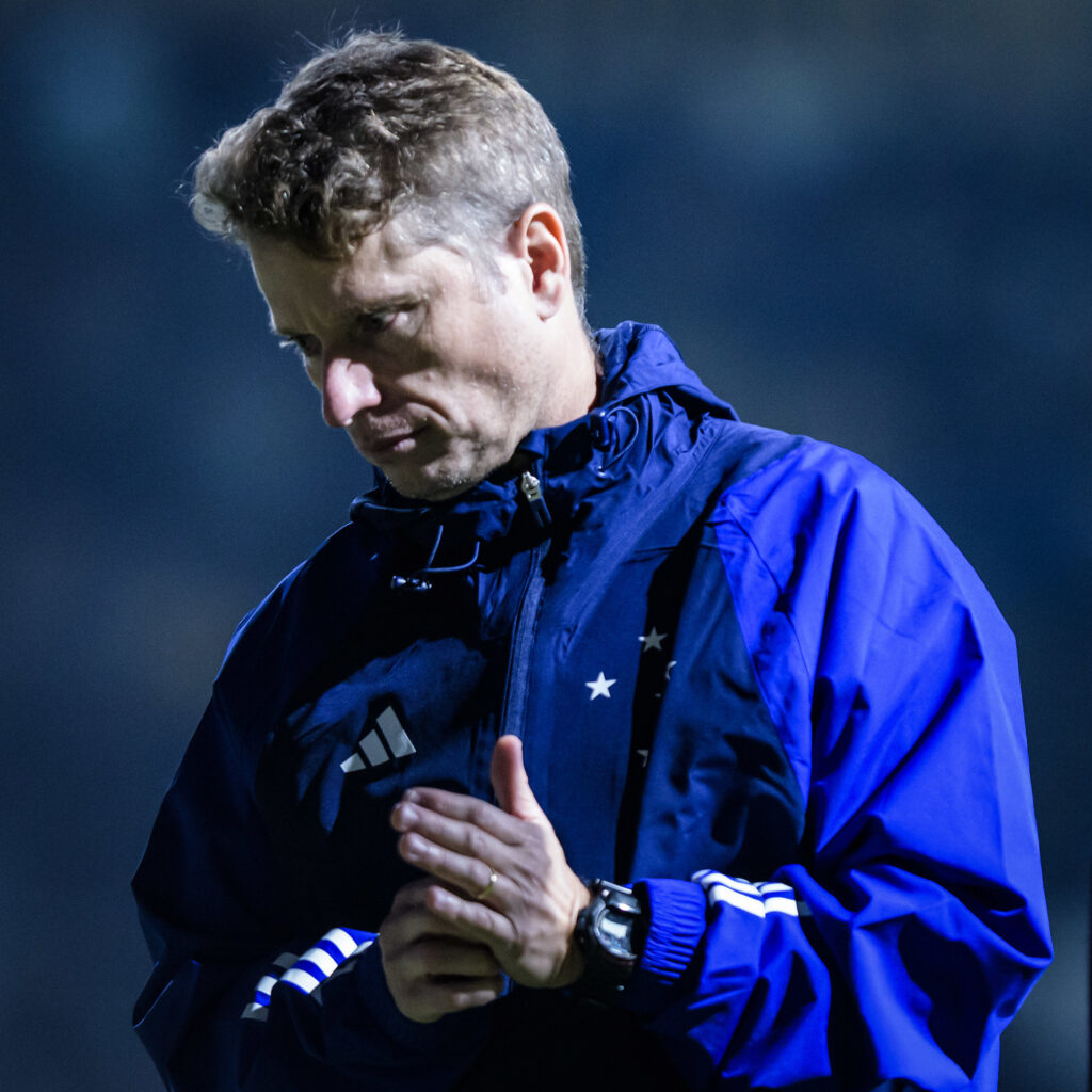 O técnico Fernando Seabra terá problemas na defesa para enfrentar o Timão. O zagueiro João Marcelo levou o terceiro cartão amarelo e está suspenso da partida. Por outro lado, William volta de suspensão e fica à disposição. Sendo assim, uma provável escalação tem: Anderson; William, Neris, Zé Ivaldo e Kaiki (Marlon); Lucas Romero, Lucas Silva e Ramiro; Matheus Pereira, Veron e Arthur Gomes. (Foto: Gustavo Aleixo/Cruzeiro)