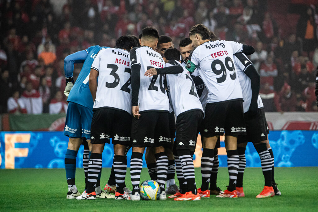 Um provável Vasco conta com: Léo Jardim, Paulo Henrique, Maicon, Léo e Lucas Piton; Hugo Moura, JP e Payet (Mateus Cocão); Adson, David e Vegetti. (Foto: Leandro Amorim/Vasco)