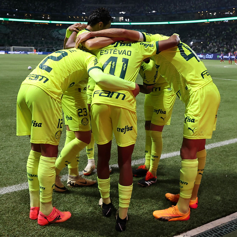 Rony celebra gol e homenageia Paulo Nunes em vitória do Palmeiras no Allianz.