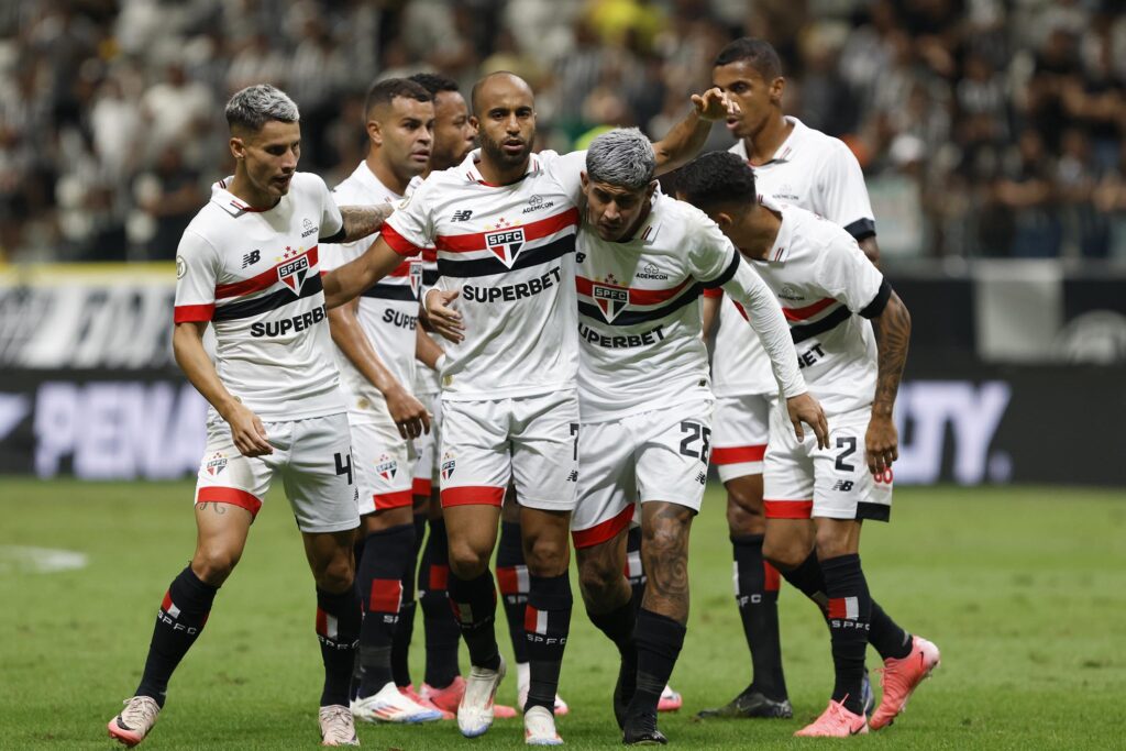 Luiz Gustavo: apesar de cometer a falta que originou o primeiro gol do Atlético-MG, teve boa atuação. Desarmou e ajudou o São Paulo a construir jogadas distribuindo bem a bola.