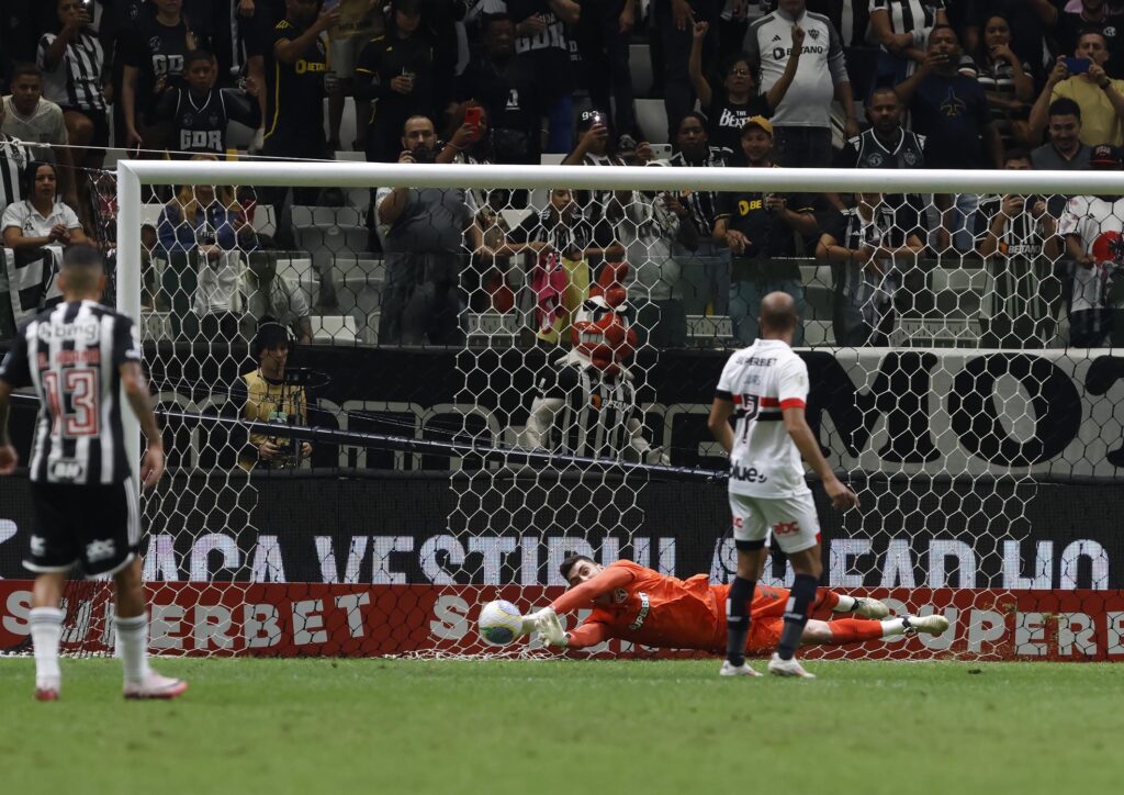 Rafael: seu retorno ao São Paulo após a Copa América poderia ter sido melhor. Não foi necessariamente mal, mas poderia fazer mais no primeiro gol do Atlético-MG, quando espalmou para o meio da área.