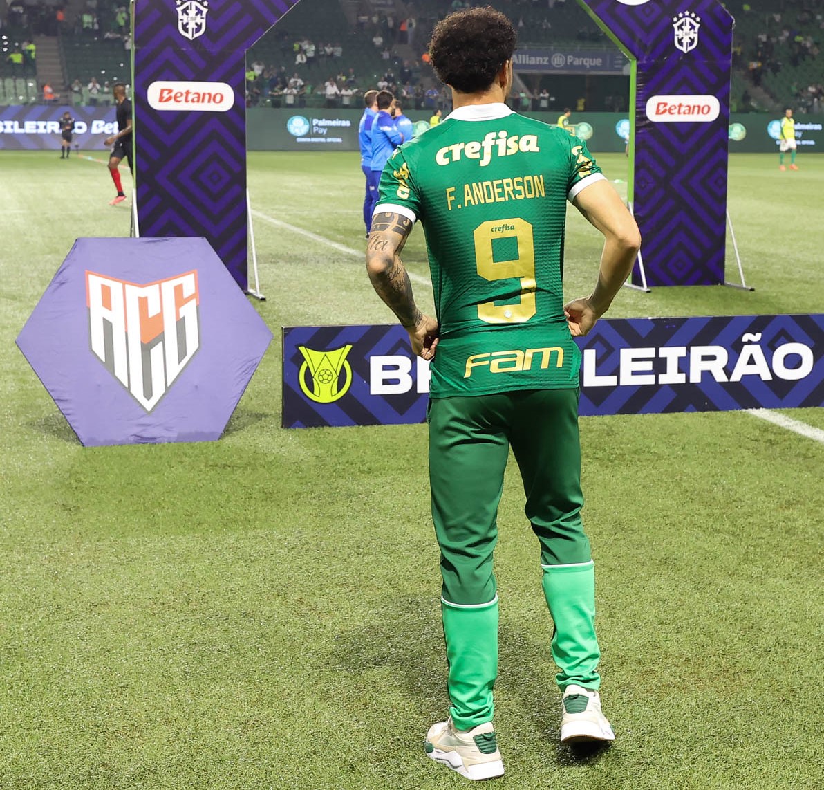 Endrick envia mensagem para Felipe Anderson, novo número 9 do Palmeiras.