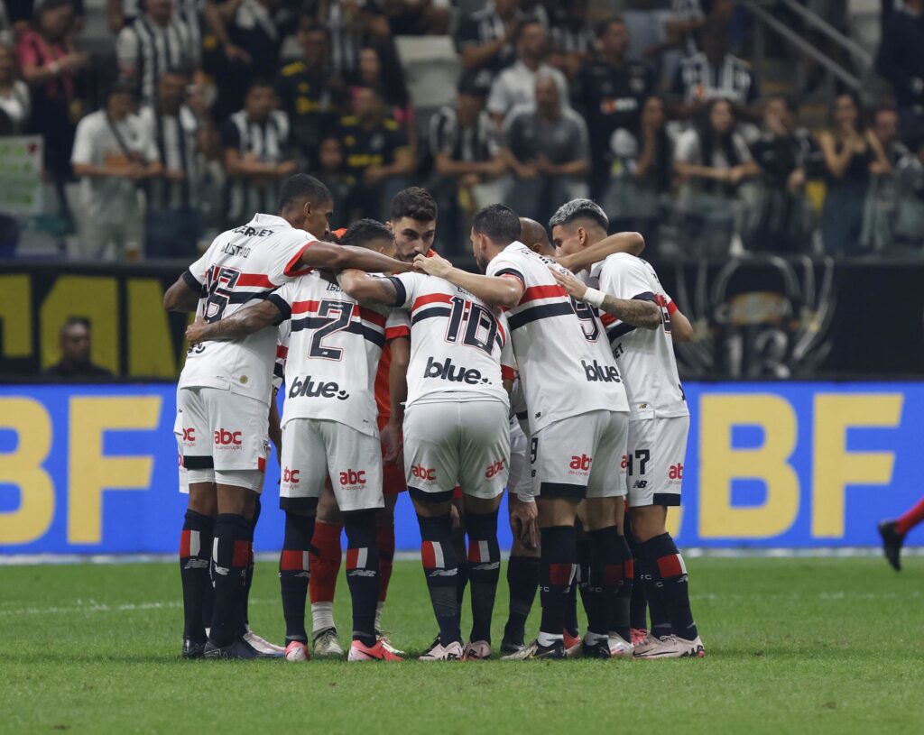 Assim, um provável São Paulo tem: Rafael; Igor Vinícius, Ferraresi, Arboleda e Welington; Alisson e Bobadilla; Ferreira, Luciano e Lucas; Calleri.