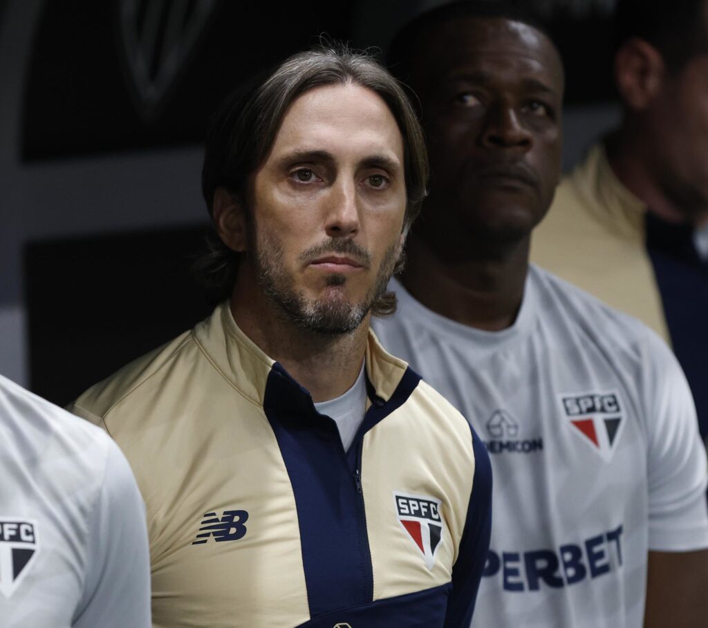 O São Paulo chega para o duelo após uma derrota. Em um jogo marcado por polêmicas de arbitragem, os comandados de Luis Zubeldía perderam por 2 a 1 para o Atlético-MG fora de casa. Apesar disso, o Tricolor vive um bom momento: foram quatro vitórias seguidas e um revés nas últimas cinco partidas.