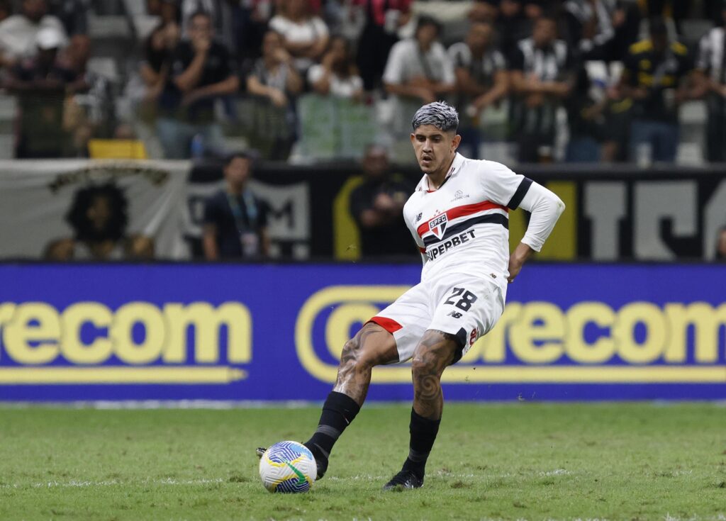 Alan Franco: não fazia um jogo ruim, mas colocou tudo a perder com a expulsão evitável no segundo tempo. Tremendo vacilo.