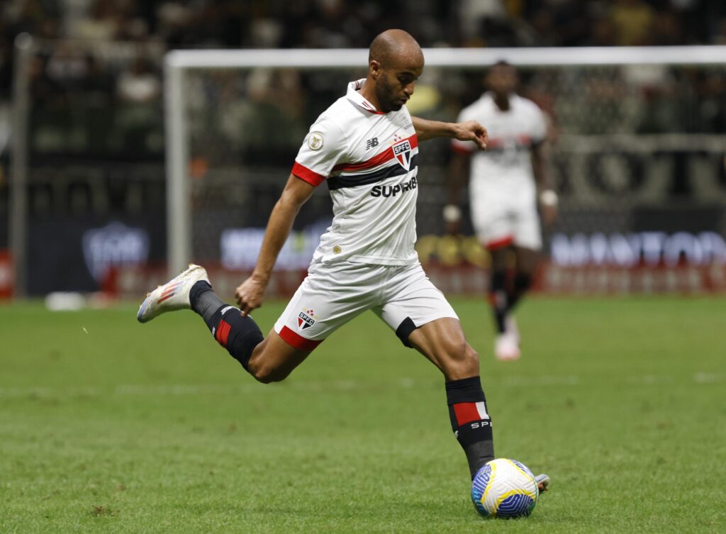 Lucas: fez boas jogadas no ataque e mostrou-se diferente com o gol de empate no primeiro tempo. Ignorou a bagunça na área, dominou e, como poucos, colocou a bola no cantinho do goleiro.