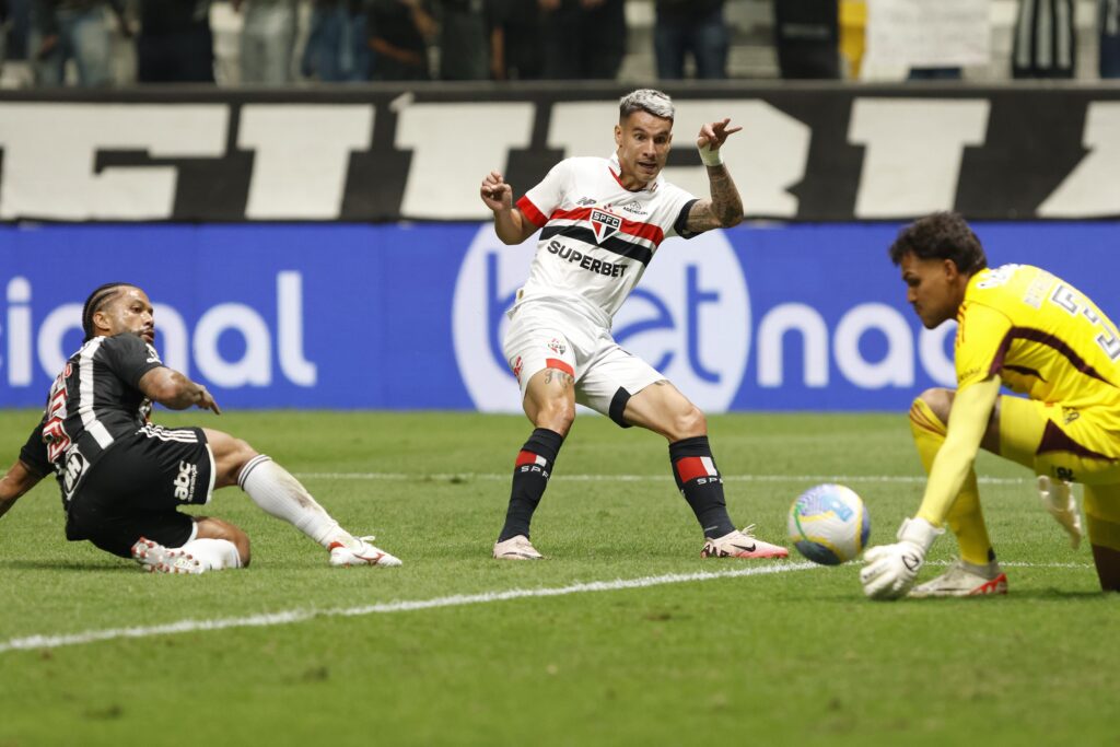 Ferreira: ajudou o São Paulo a puxar contra-ataques e fez boas joagadas individuais, mas pecou nas tomadas de decisão. Segurou demais a bola em determinados momentos e desperdiçou chances que poderiam ter mudado a história do jogo.