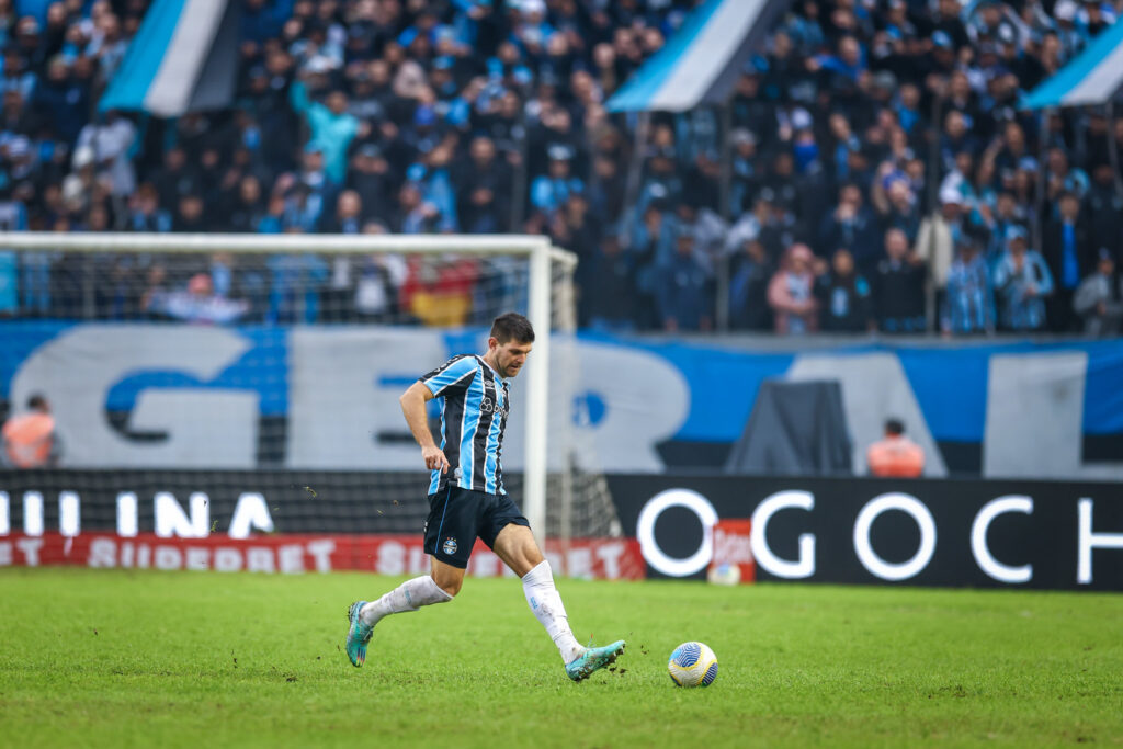 O Tricolor gaúcho terá quatro ausências certas. O zagueiro Walter Kannemann foi expulso no revés contra o Cruzeiro e precisará cumprir suspensão automática. Já Cristaldo, Diego Costa e André Henrique continuam no departamento médico.