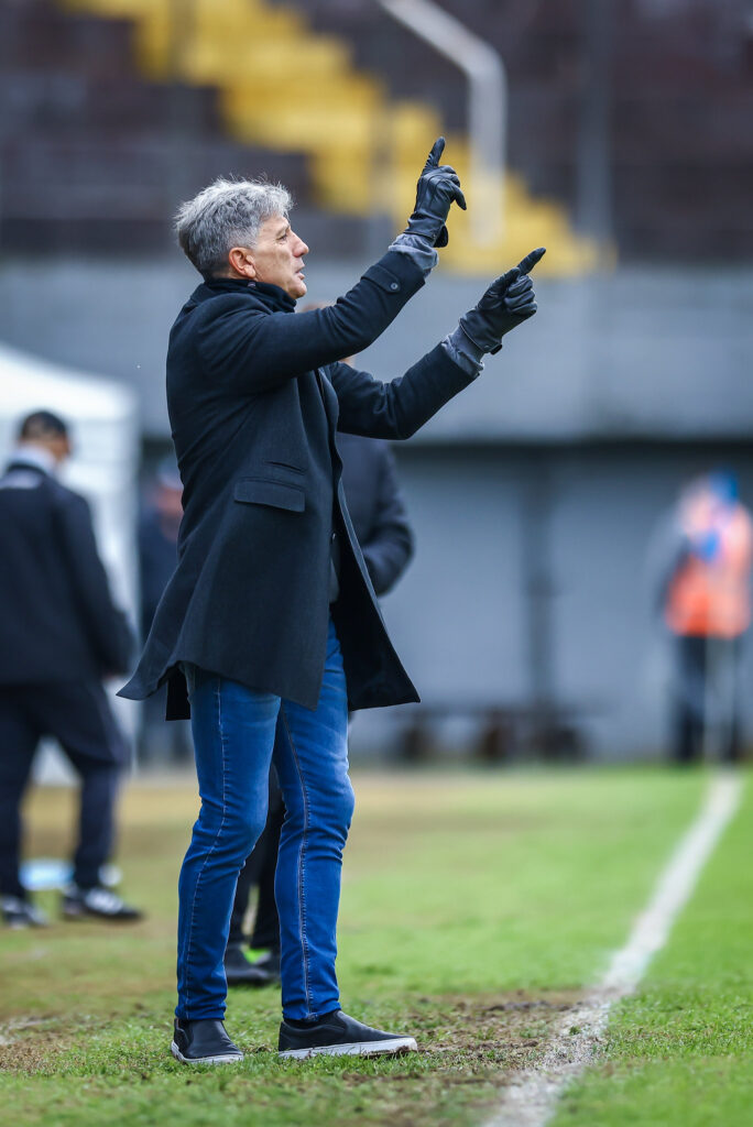 Do outro lado, o Grêmio de Renato Portaluppi também vem para o jogo após um revés. Na última rodada, a equipe gremista foi superada pelo Cruzeiro, em casa, por 2 a 0. O time gaúcho não sabe o que é vencer há três confrontos, tendo duas derrotas e um empate. O último triunfo gremista aconteceu no dia 30 de junho.