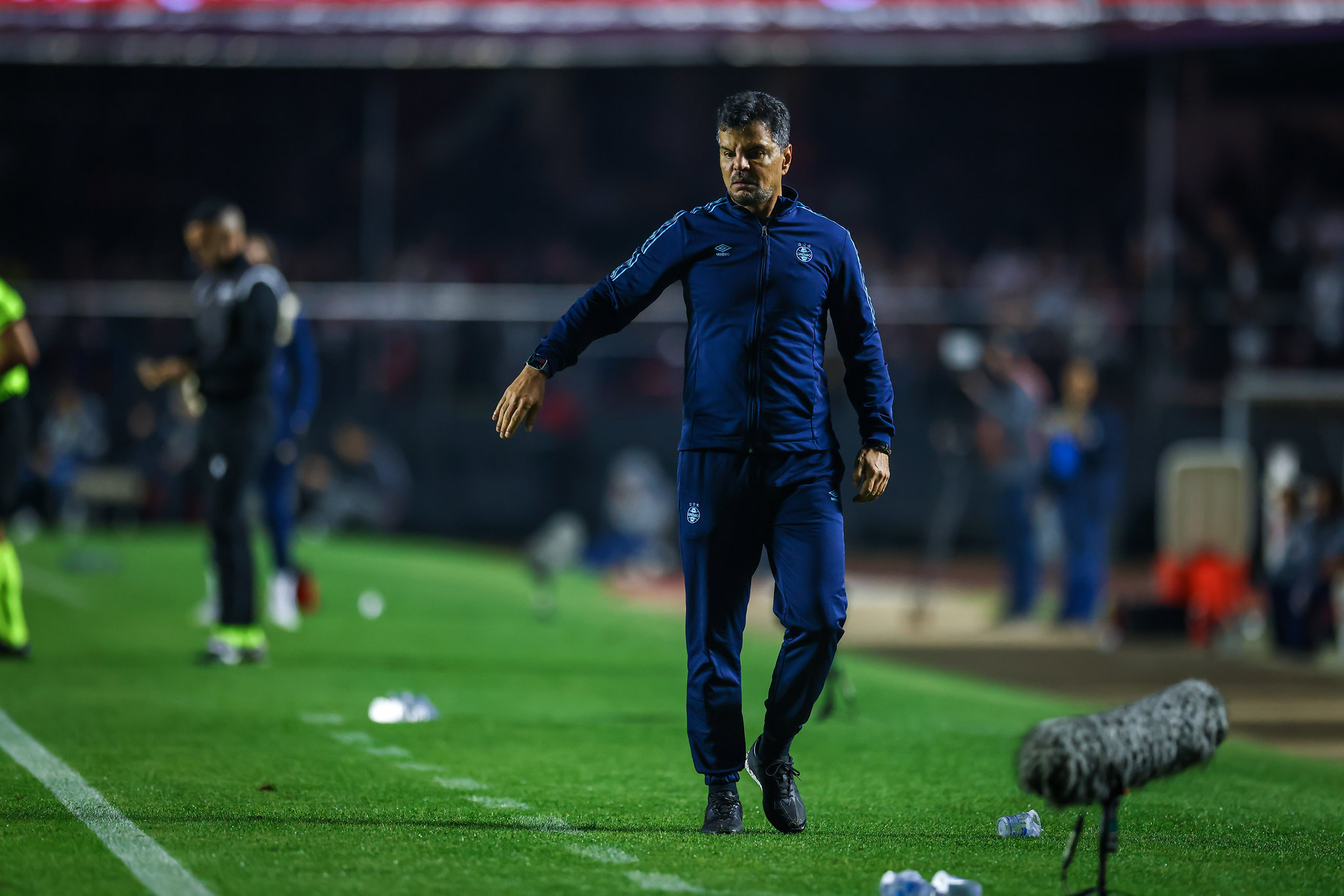 Grêmio apresenta desempenho irregular em derrota para o São Paulo.