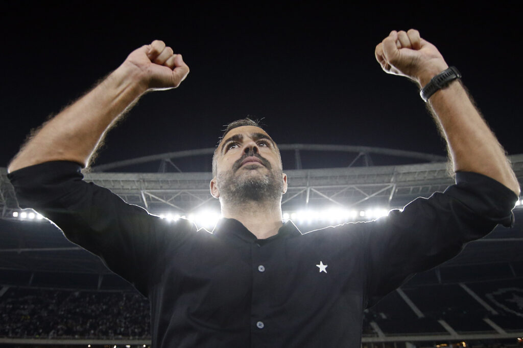 Do outro lado, o Botafogo chega embalado pelas cinco vitórias consecutivas na Série A e visa levar o título simbólico do primeiro turno.