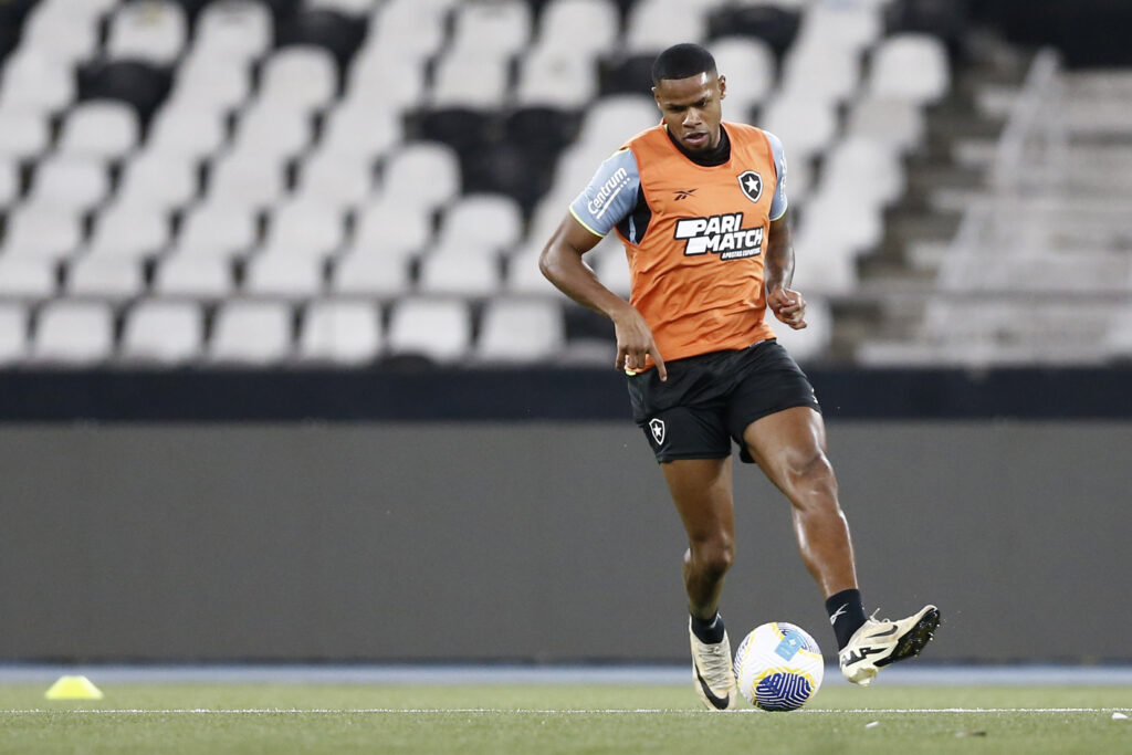 O técnico Artur Jorge terá ausências importantes. O atacante Júnior Santos sofreu uma fratura na tíbia e desfalcará o time por um longo período. Já o meia Eduardo realizou um procedimento cirúrgico no reto femoral da perna direita e deve perder o restante da temporada. Rafael, Matheus Nascimento e Jeffinho seguem entregues ao departamento médico. O novo reforço Thiago Almada e o goleiro Gatito Fernández servirão seus respectivos países nas Olimpíadas de Paris.