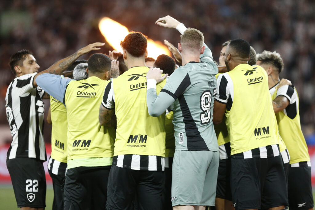 O time carioca deve ir a campo com: John; Damián Suárez, Bastos, Barboza e Cuiabano; Gregore e Marlon Freitas; Luiz Henrique, Savarino e Igor Jesus; Tiquinho Soares.