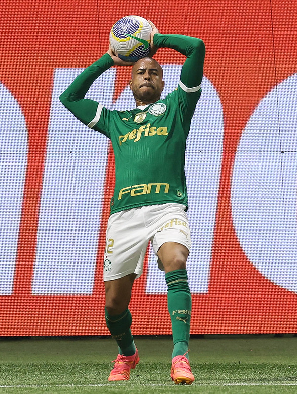 Mayke deixa o campo com dores e vira preocupação no Palmeiras após jogo com o Cruzeiro