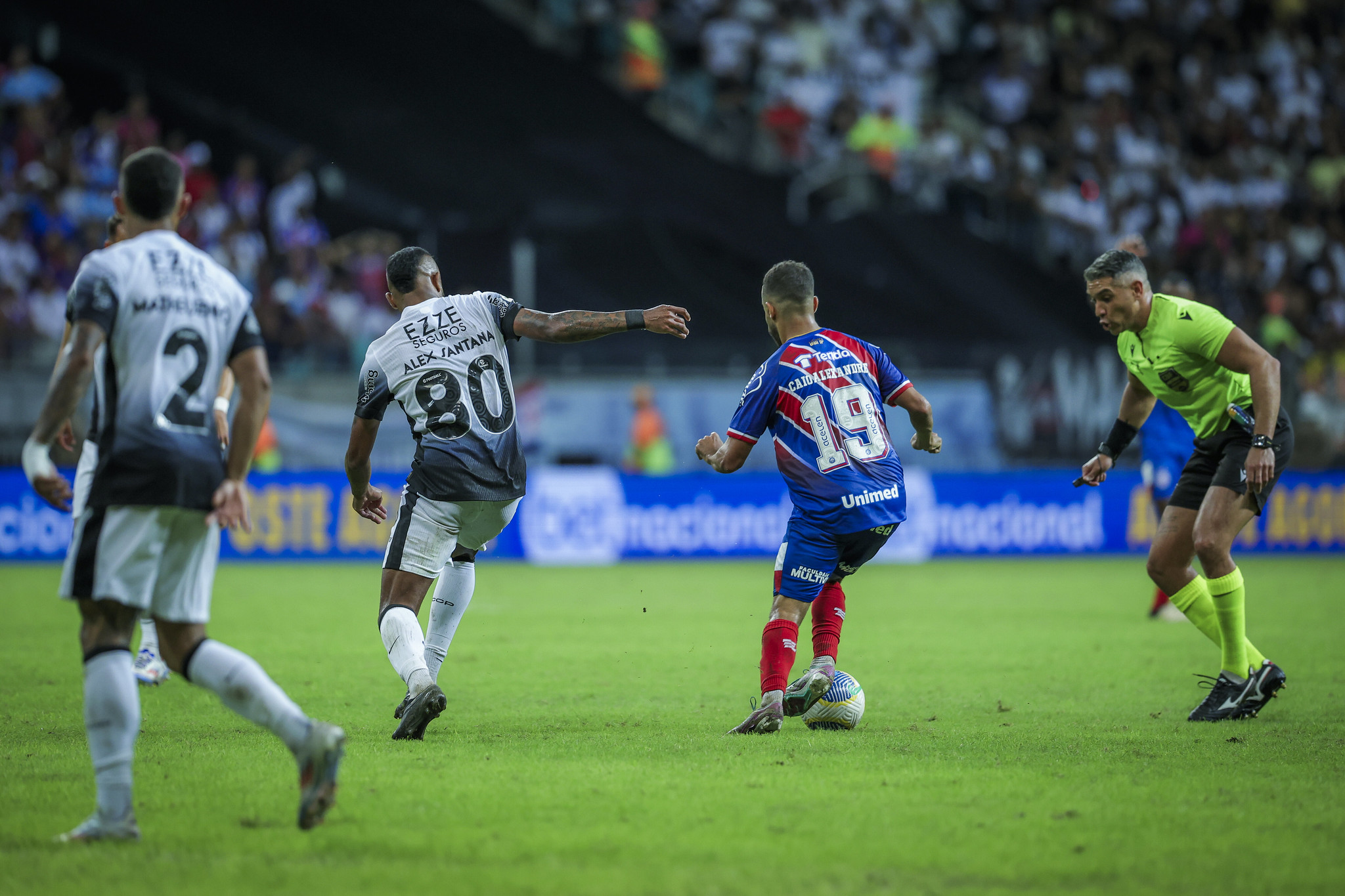 Destaque do Corinthians em vitória sobre o Bahia ressalta empenho coletivo.