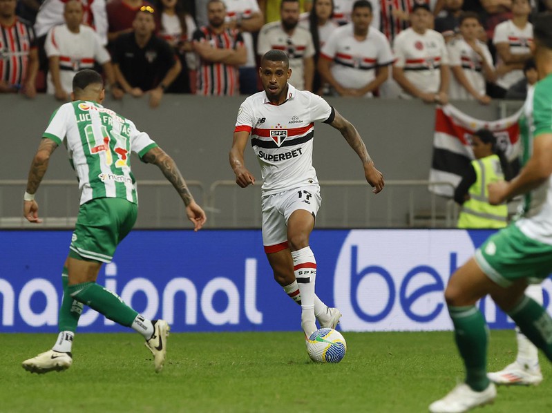 André Silva - o atacante ficou apagado e errou as duas finalizações perigosas que teve