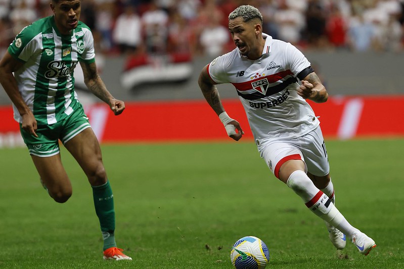 Luciano - o camisa 10 deixou a desejar. Ficou apagado e teve uma única chance, a melhor do São Paulo no jogo, quando acertou o travessão de Gabriel