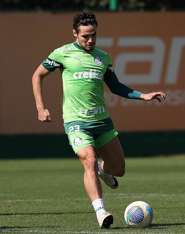 Raphael Veiga suspenso para partida do Palmeiras contra o Vitória