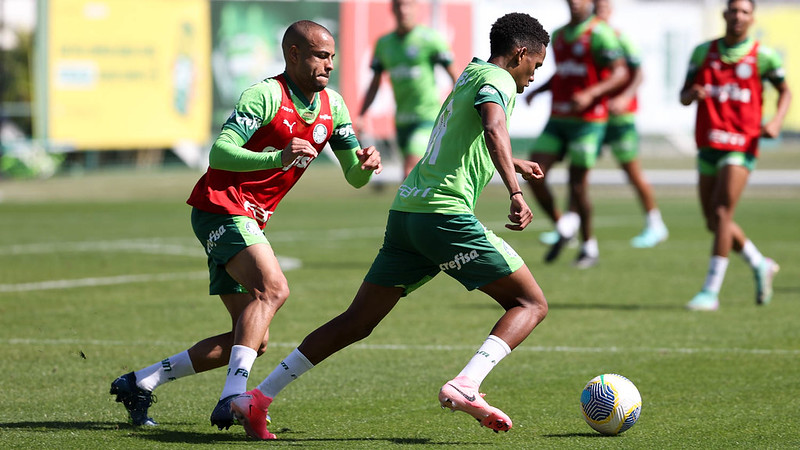 Estêvão e Mayke prontos para reforçar o Palmeiras na partida contra o Vitória