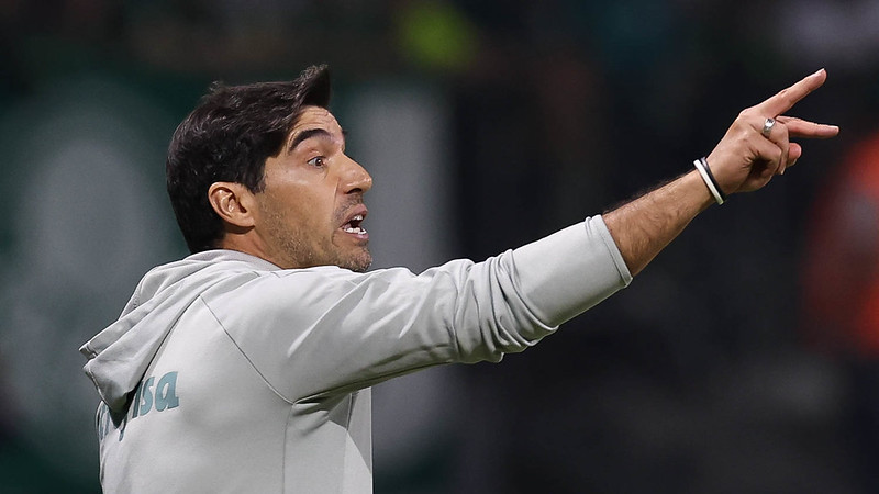 Abel cobra entrega dos jogadores do Palmeiras em todas as partidas.