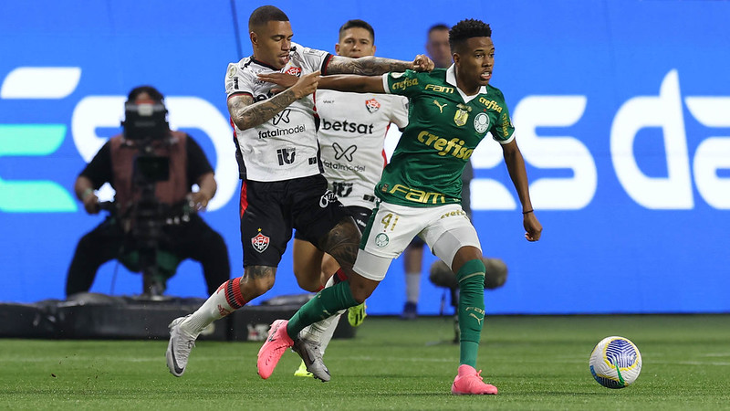 Estêvão desfalcará Palmeiras na Copa do Brasil devido a entorse no tornozelo.