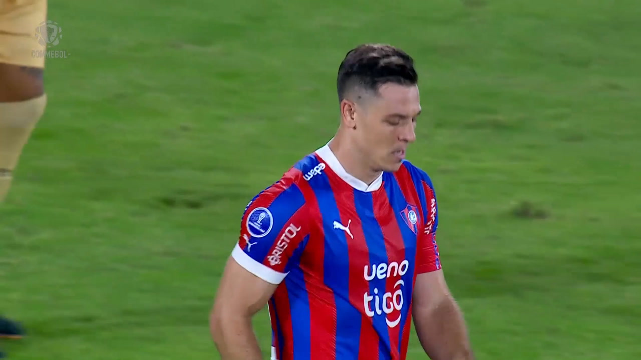 Erro do Ex-Grêmio resulta em pênalti perdido contra Athletico na CONMEBOL Sudamericana