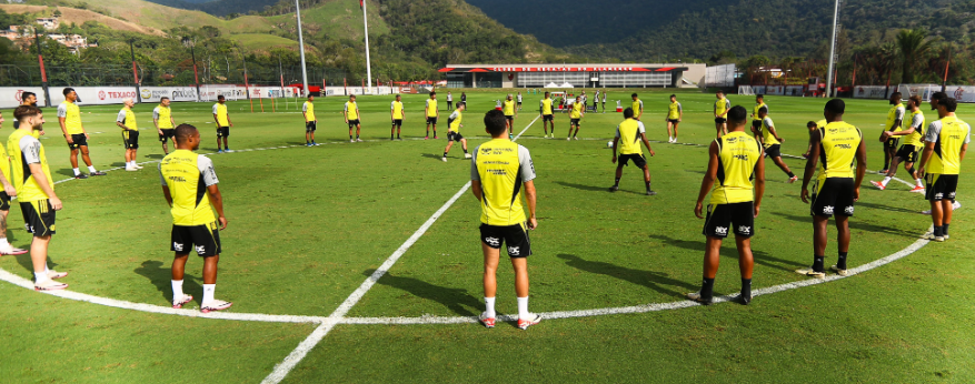 Flamengo finaliza preparação sem dois jogadores importantes para confronto com o Vitória.