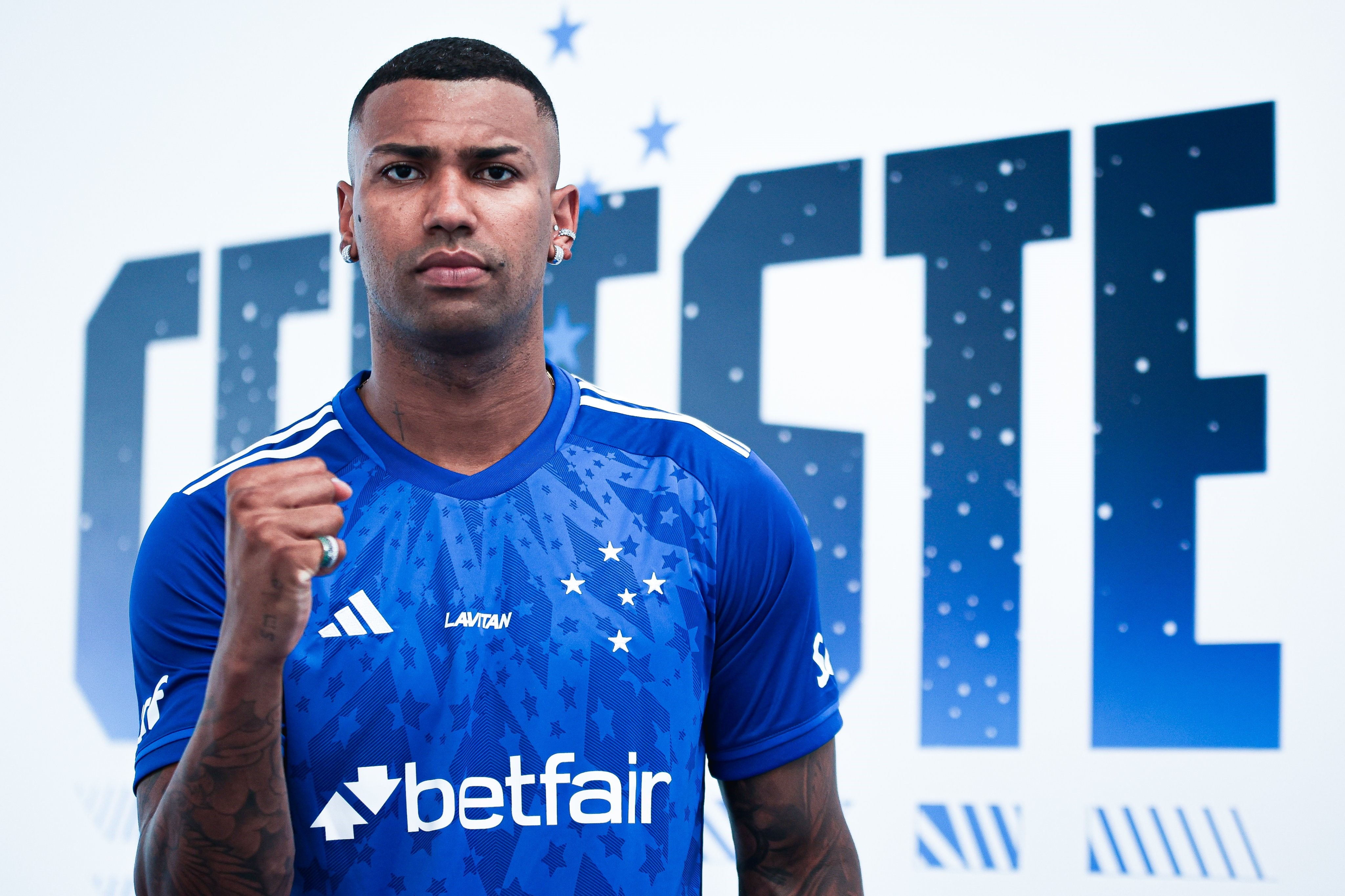 Cruzeiro confirma contratação definitiva do meio-campista Walace